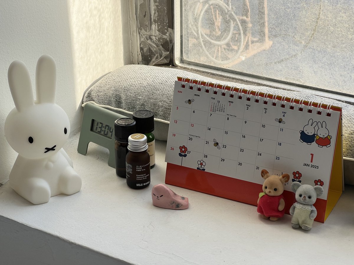 paolalien's tweet photo. new stuff up my bedroom wall, new journal and scrapbook, new calendar 🧦 https://t.co/hvWMgbyyeh