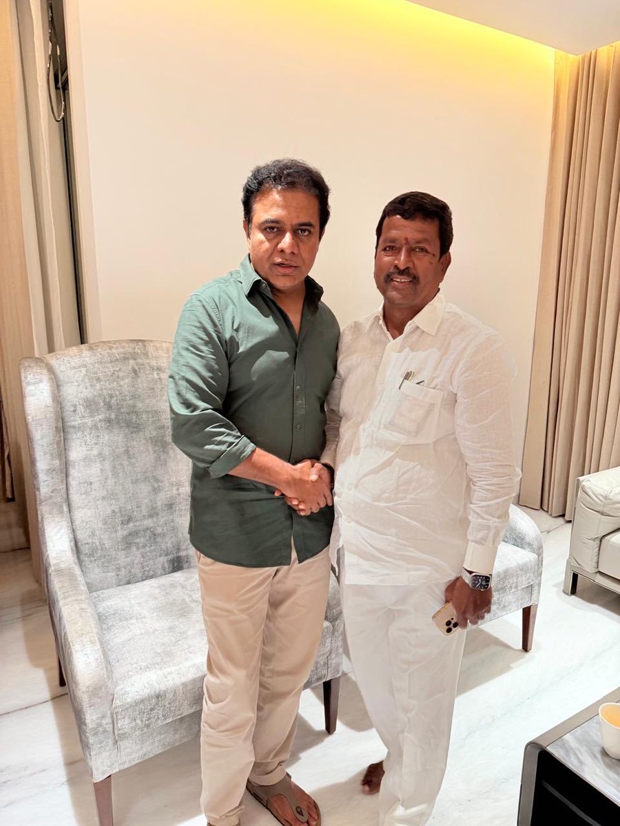 SubashSeri's tweet photo. *ఈడీ విచారణ అనంతరం బిఆర్ఎస్ పార్టీ వర్కింగ్ ప్రెసిడెంట్ శ్రీ కల్వకుంట్ల తారక రామారావు(కేటీఆర్)గారిని మర్యాదపూర్వకంగా కలిసి సంఘీభావం తెలియజేసిన ఎమ్మెల్సీ శేరి సుభాష్ రెడ్డి గారు* ⁦@KTRBRS⁩ https://t.co/eqeRk6xmny