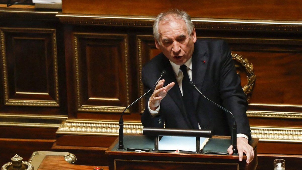 humanite_fr's tweet photo. Censure : après les gages de Bayrou, les socialistes annoncent ne pas voter le texte 

➡️ https://t.co/1ghRbAF0fP https://t.co/92I3PAgMan
