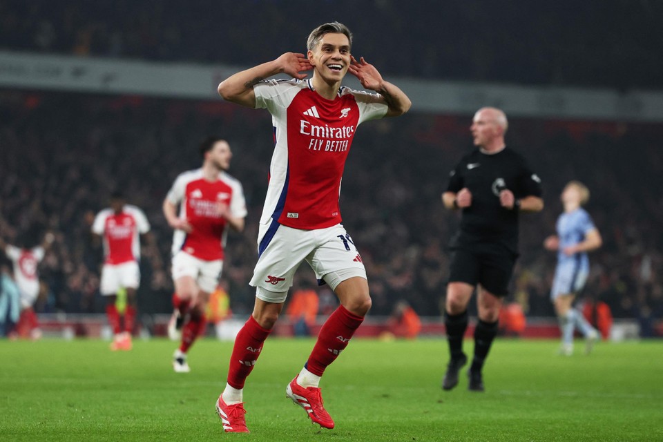 JobRobin1's tweet photo. Retour sur le derby du nord de Londres d'hier soir. Angle sur Leandro Trossard, annoncé sur le départ à Arsenal parce qu'il ne souhaite pas prolonger, le Belge a bien profité des absences sur les ailes (Jesus, Saka, Nwaneri, etc.) pour sortir un match goatesque. #ARSTOT https://t.co/AjgKjhCDxd