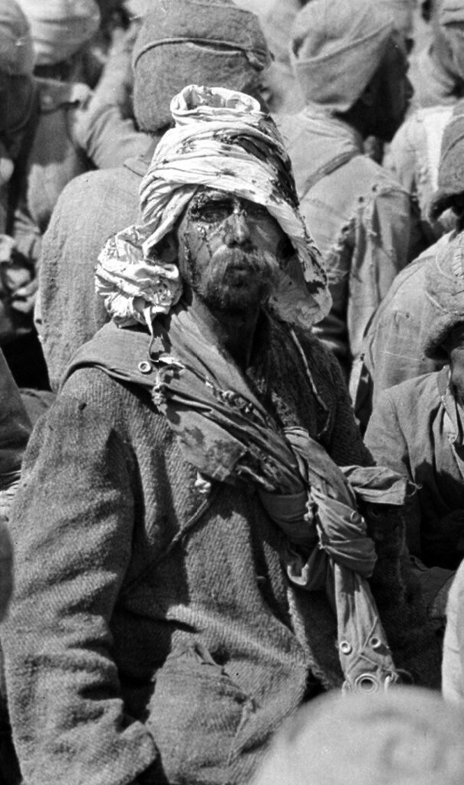 “Sen şehit oğlusun, incitme, yazıktır, atanı:
Verme, dünyaları alsan da, bu cennet vatanı.”