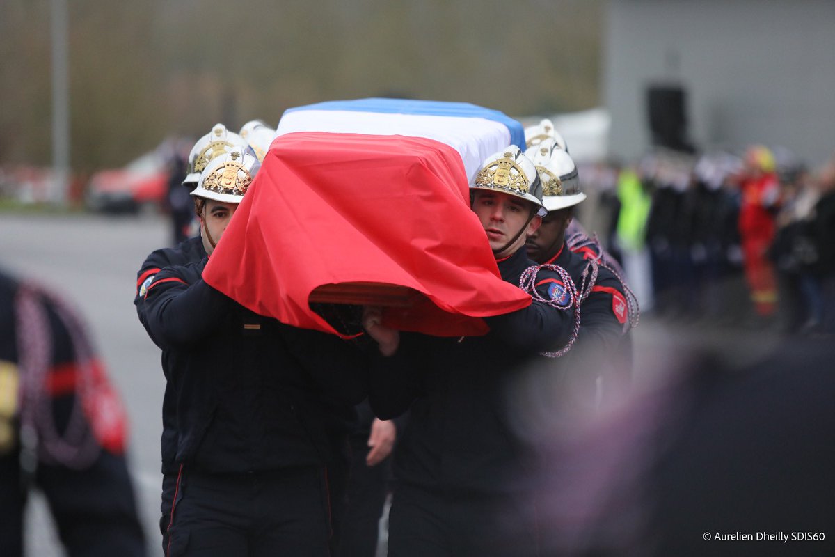 Nous déposons nos larmes et nos pensées dans cet instant si cruel… Un hommage flamboyant rendu à l’adjudant Clément BALLY, sapeur-pompier volontaire au <a href="/sdis60/">Sapeurs-pompiers de l'Oise</a> et professional au <a href="/sdis_95/">Sapeurs-pompiers du Val-d'Oise 🚒</a> décédé en service commandé. Qu’il repose en paix.