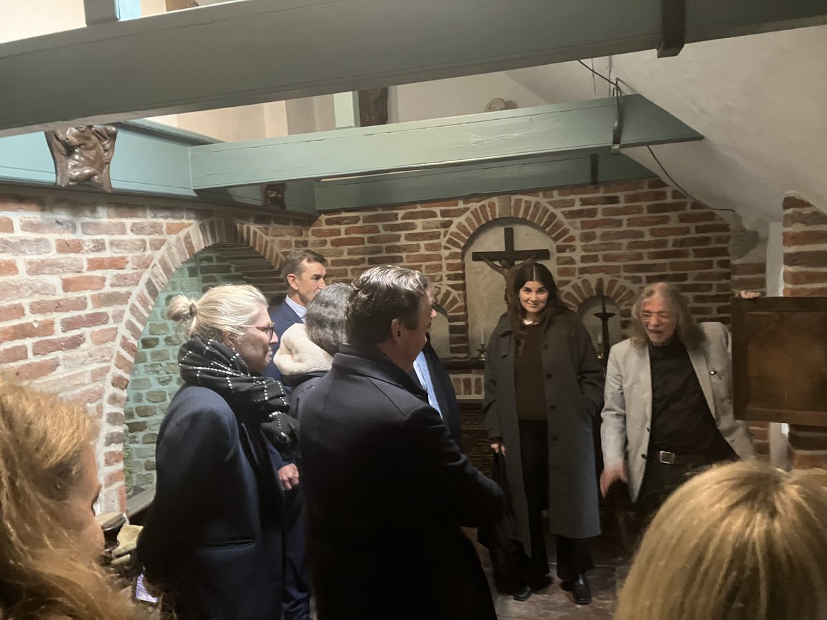 Gisteren bracht onder meer Eddie van Marum, staatssecretaris Herstel Groningen, een bezoek aan Groningen. Marieke Ferwerda, algemeen directeur NCG, gaf uitleg over wat er komt kijken bij de versterking van een monumentaal pand. bit.ly/40yrBhm