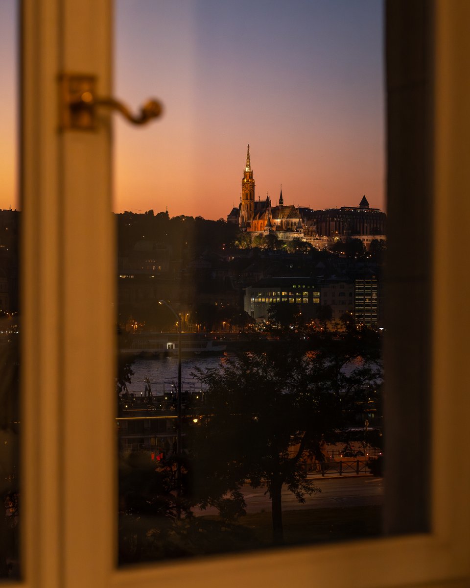 As the sun sets over Budapest, serenity fills the air. Let Budapest’s beauty wrap around you, one moment at a time.

📸 x @vanessadaylife
#fsbudapest