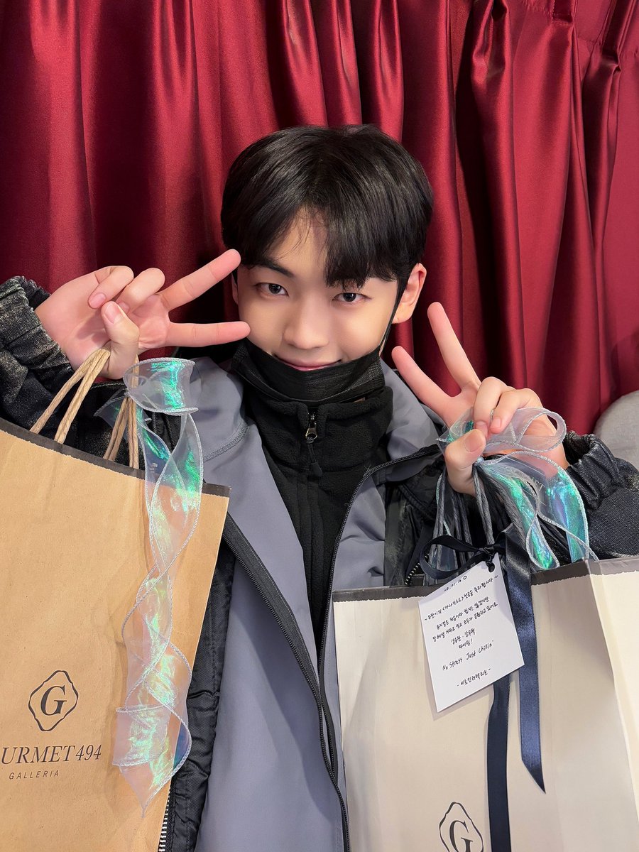 official_ACE7's tweet photo. [📸]

250116 강유찬 아나키스트 첫 공연 완료 💛

초이스 사랑 든든히 먹고 아나키스트 첫공 무사히 마쳤어요 🍱
자전거 바퀴 터지는 그날까지 강무혁은 계속 된다 🚴🏻

#아나키스트
#에이스 #강유찬
#ACE #KANGYUCHAN https://t.co/u15XYG18AP