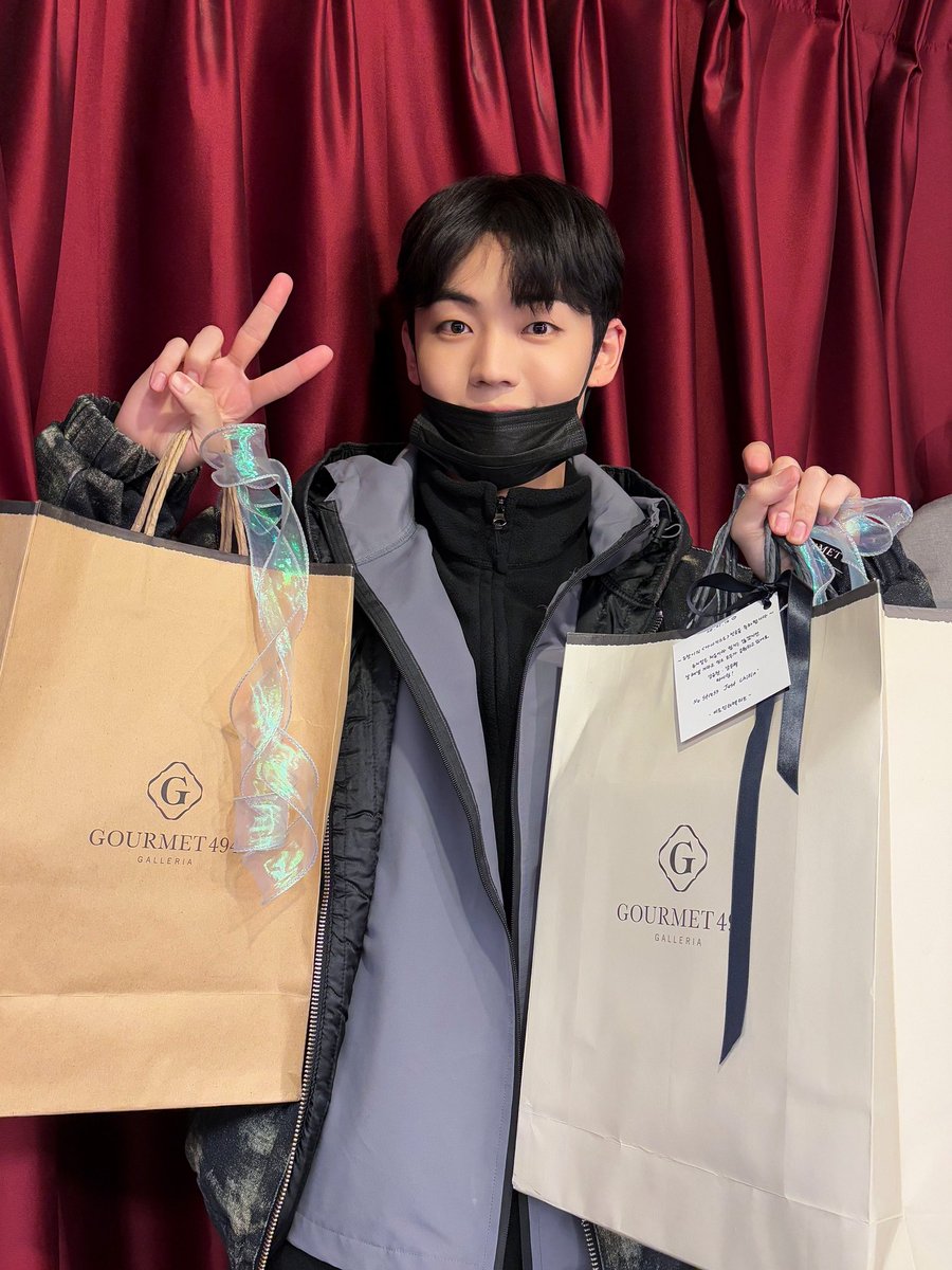 official_ACE7's tweet photo. [📸]

250116 강유찬 아나키스트 첫 공연 완료 💛

초이스 사랑 든든히 먹고 아나키스트 첫공 무사히 마쳤어요 🍱
자전거 바퀴 터지는 그날까지 강무혁은 계속 된다 🚴🏻

#아나키스트
#에이스 #강유찬
#ACE #KANGYUCHAN https://t.co/u15XYG18AP