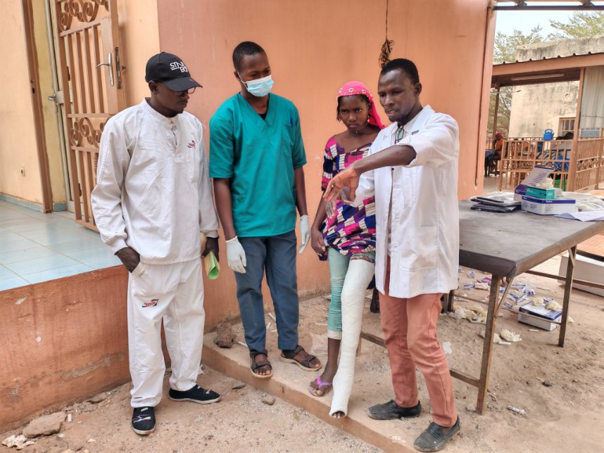 MaliAsemp's tweet photo. L’équipe du Programme Pied Bot sensibilise les parents sur le soin des #plâtres et l’utilisation des #attelles. 

@miraclefeet 
@IowaBrace 
@GlobalClubfoot 
@MSDS_Mali https://t.co/sGuLHU1s9Z