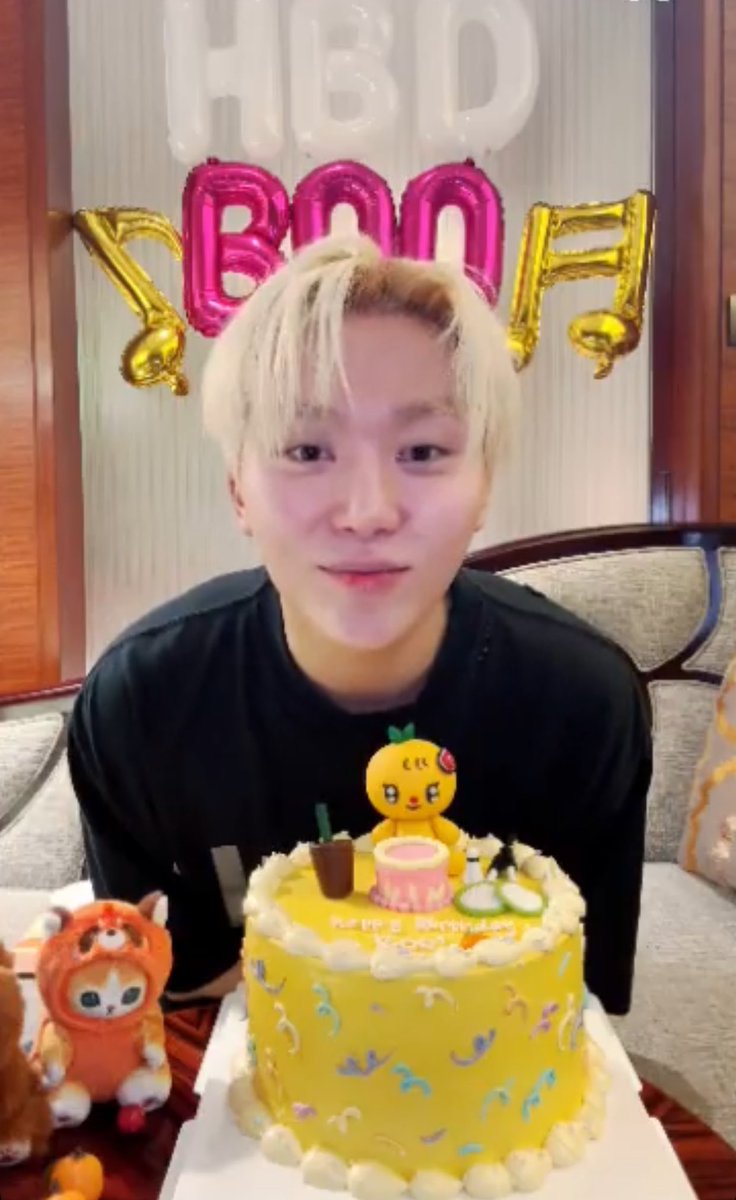 sounds_of_cheol's tweet photo. seungkwan birthday live 🧡 https://t.co/pMNlLmcTMA