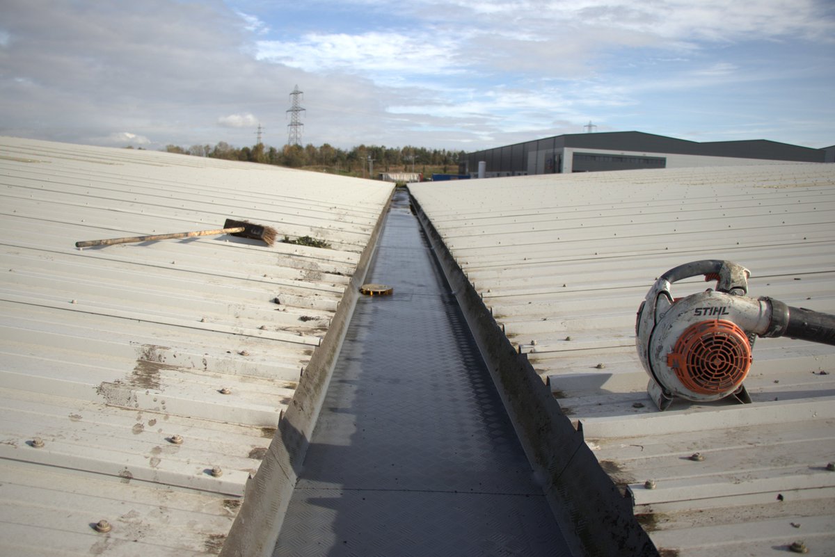 PracticalRoofCo's tweet image. High level urgent roof leak repair work in Wigan. Perfectly done by our professional team. We used our own MEWP so no extra scaffolding cost. While at it, we cleared the gutter. Shiny as new 😃. #CommercialProperty #industrialpremises #roofrepairs #guttercleaning #health&amp;amp;safety