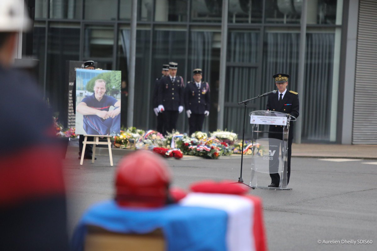 [#Cérémonie] - Aujourd’hui, c’est à l’adjudant Clément Bally que nous rendions hommage. Nous étions près de 1000 personnes à honorer sa mémoire et à saluer le sapeur-pompier professionnel et volontaire très engagé qu’il était.

Une cérémonie d’hommage républicain pleine