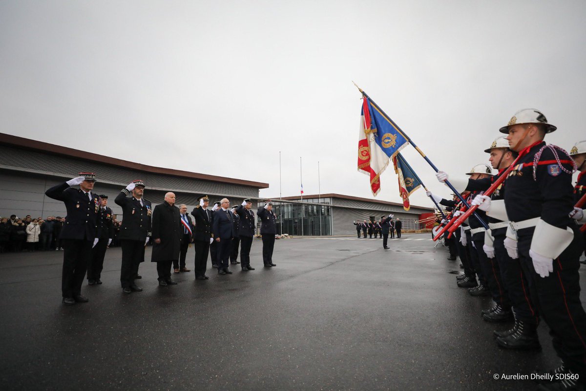 Sdis_95's tweet photo. [#Cérémonie] - Aujourd’hui, c’est à l’adjudant Clément Bally que nous rendions hommage. Nous étions près de 1000 personnes à honorer sa mémoire et à saluer le sapeur-pompier professionnel et volontaire très engagé qu’il était.

Une cérémonie d’hommage républicain pleine d’émotion. Un temps de communion qui restera gravé dans nos mémoires, tout comme le souvenir de l'adjudant Bally.