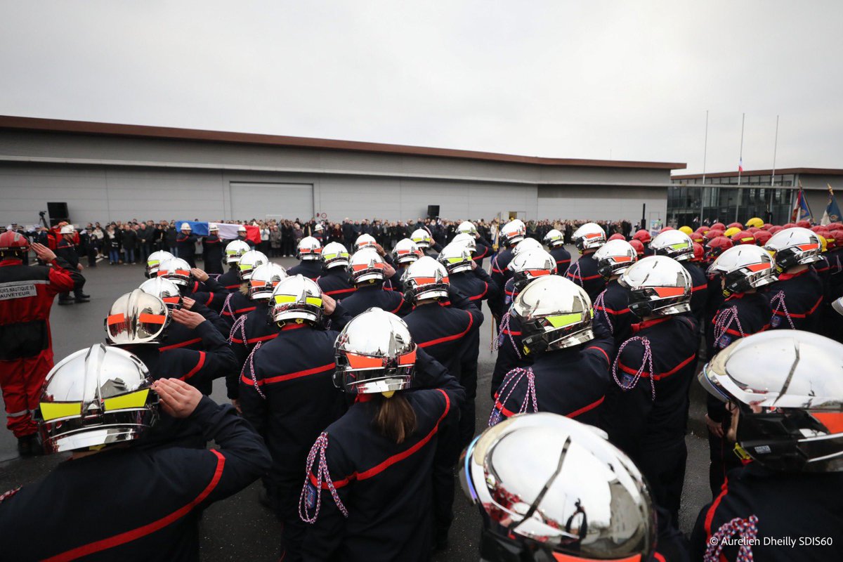 Sdis_95's tweet photo. [#Cérémonie] - Aujourd’hui, c’est à l’adjudant Clément Bally que nous rendions hommage. Nous étions près de 1000 personnes à honorer sa mémoire et à saluer le sapeur-pompier professionnel et volontaire très engagé qu’il était.

Une cérémonie d’hommage républicain pleine d’émotion. Un temps de communion qui restera gravé dans nos mémoires, tout comme le souvenir de l'adjudant Bally.