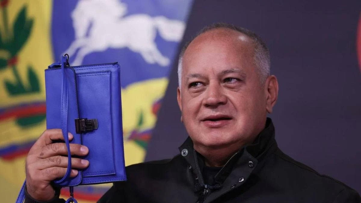 RamirezJoseAnt4's tweet photo. #16Ene | Durante la emisión #511 del programa
@ConElMazoDando el Vpdte. Sectorial @dcabellor enfatizó que la oposición extremista ante el rotundo fracaso de sus acciones políticas por su mala planificación, "terminan echándole la culpa al Pueblo y a los militares". 

#ULTIMAHORA https://t.co/0C6qbxf2ED