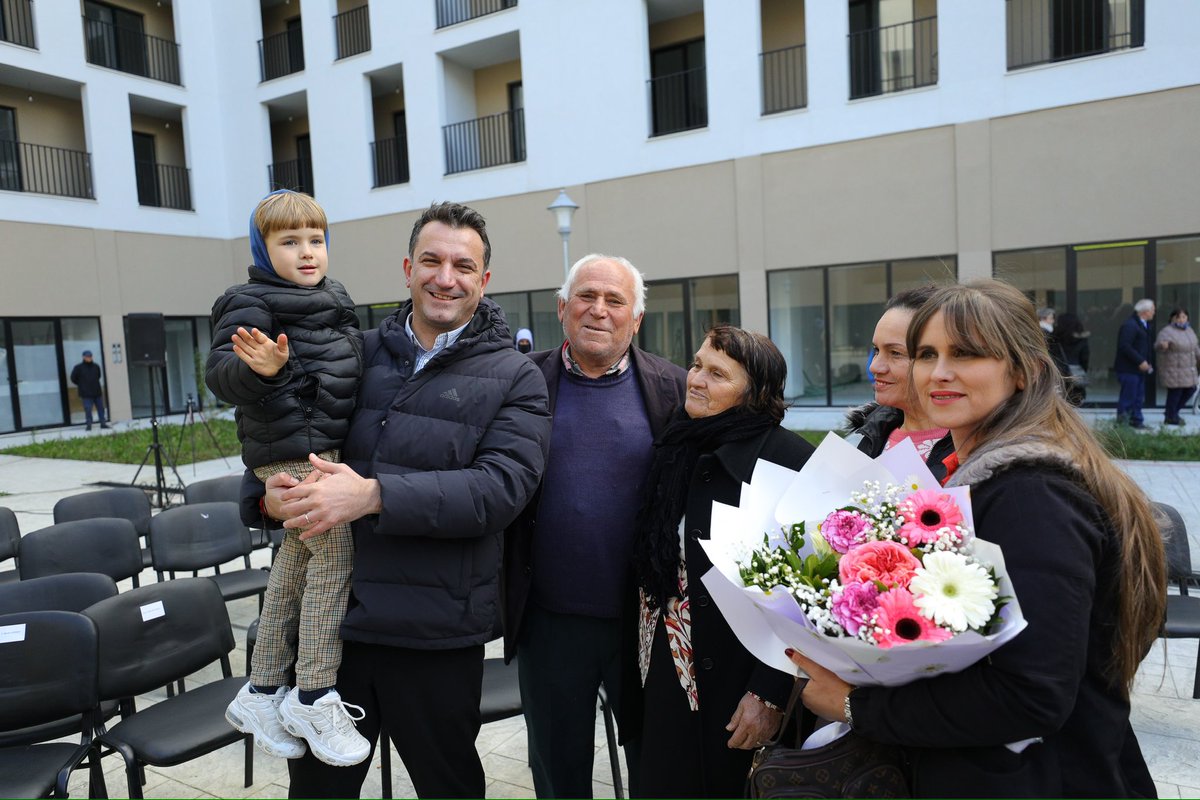 erionveliaj's tweet photo. 7️⃣5️⃣ apartamente për 7️⃣5️⃣ familje në lagjen e re 📍 në Kombinat – është një premtim i mbajtur dhe një lajm i gëzueshëm edhe për mua sepse më në fund ia dolëm 🤝🏻, pavarësisht çdo pengese që ka ardhur nga forca politike, që nuk kanë ndërtuar kurrë asgjë. 🏡🧑‍🧑‍🧒‍🧒 https://t.co/shQlPeG5qo