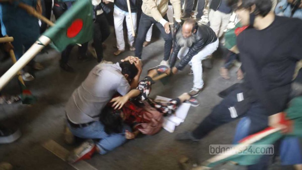 AzatAlsalim's tweet photo. Students at Dhaka university were attacked with cricket stumps and wooden sticks by lslamists.

lslamists specifically targeted women!

Hindus, Christians, Buddhists aren’t safe in Bangladesh! https://t.co/weTslaJnXO