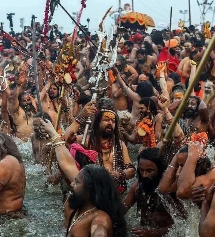 keshaboinasri's tweet photo. “15 minutes are enough for some, but for these warriors, even half a minute is too much. No attachment to the body, no fear of life—only unwavering devotion to the divine. 🔱🔥 Har Har Mahadev! 🚩 #SpiritualGoals #DevotionUnmatched #HarHarMahadev #KumbhMela2025 https://t.co/wXYIKToB3q
