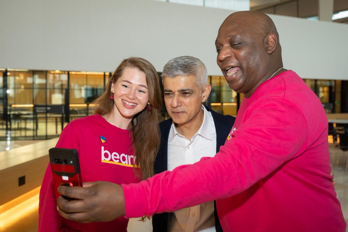 Beam (@wearebeam) on Twitter photo 🎉 1️⃣0️⃣0️⃣0️⃣ 🎉
Beam has supported 𝟏𝟎𝟎𝟎 Londoners out of homelessness and into stable homes and jobs!
<a href="/MayorofLondon/">Mayor of London, Sadiq Khan</a>, Sadiq Khan, was one of our first backers when Beam launched in 2017.
As we cross this huge milestone we took some of our members to meet him at City Hall. 🎉 1️⃣0️⃣0️⃣0️⃣ 🎉
Beam has supported 𝟏𝟎𝟎𝟎 Londoners out of homelessness and into stable homes and jobs!
<a href="/MayorofLondon/">Mayor of London, Sadiq Khan</a>, Sadiq Khan, was one of our first backers when Beam launched in 2017.
As we cross this huge milestone we took some of our members to meet him at City Hall.