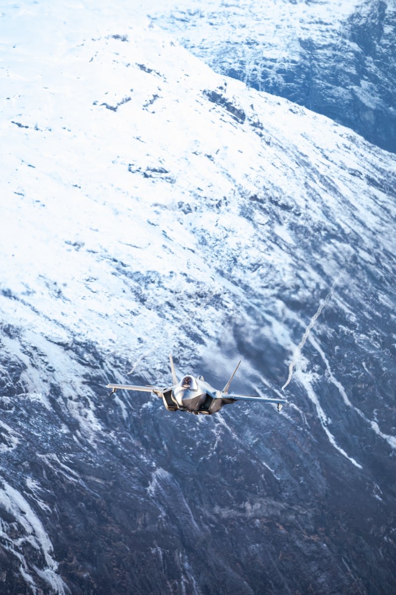 Yesterday, two 🇳🇴 F-35s stationed in 🇵🇱 scrambled in response to a massive number of airborne 🇷🇺 aircraft

This is the first time the 🇳🇴 jets have scrambled in active air defence of Polish Airspace, demonstrating Allied commitment to NATO's eastern flank