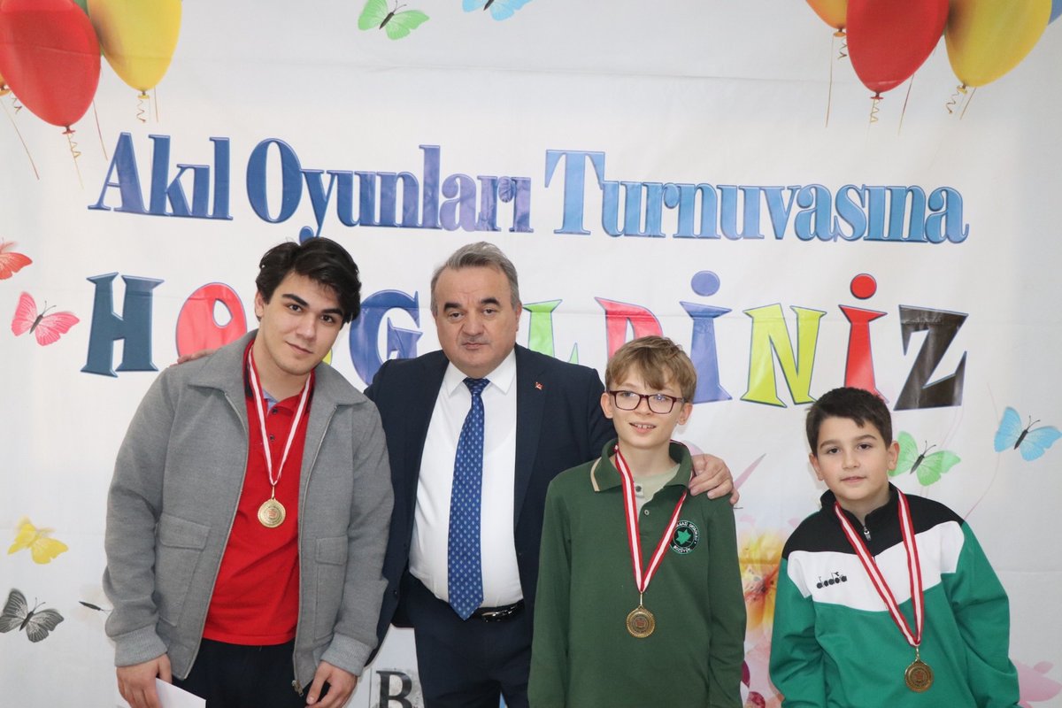 bozuyukkaymakam's tweet photo. Kaymakamımız @Adem Öztürk, Kaymakam Refiki Rümeysa Görentaş  ile birlikte BİL-EN kapsamında ilkokullar, ortaokullar ve liseler arasında düzenlenen Satranç Şenliğinin kapanışına katılarak dereceye giren öğrencilerimize madalyalarını  takdim etti. https://t.co/viWN0zDCjW
