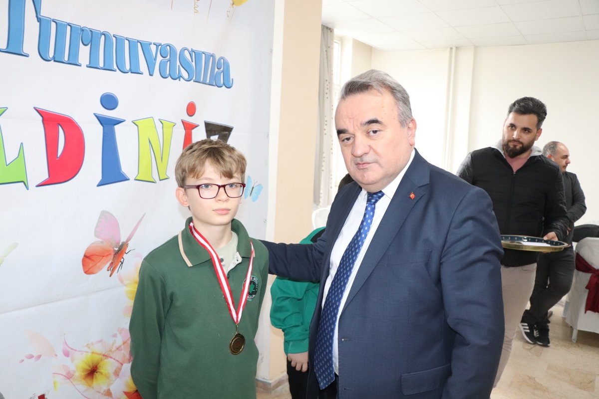 bozuyukkaymakam's tweet photo. Kaymakamımız @Adem Öztürk, Kaymakam Refiki Rümeysa Görentaş  ile birlikte BİL-EN kapsamında ilkokullar, ortaokullar ve liseler arasında düzenlenen Satranç Şenliğinin kapanışına katılarak dereceye giren öğrencilerimize madalyalarını  takdim etti. https://t.co/viWN0zDCjW