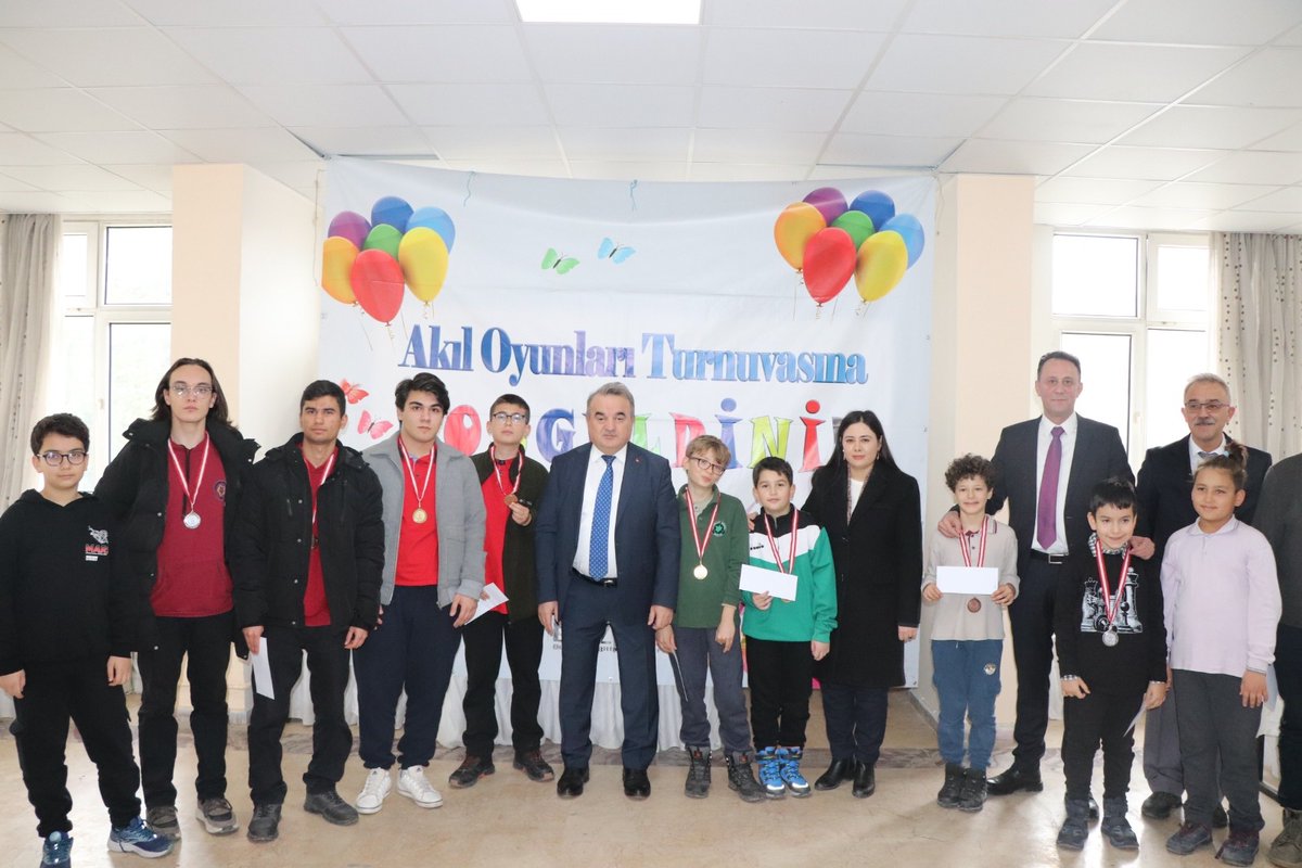 bozuyukkaymakam's tweet photo. Kaymakamımız @Adem Öztürk, Kaymakam Refiki Rümeysa Görentaş  ile birlikte BİL-EN kapsamında ilkokullar, ortaokullar ve liseler arasında düzenlenen Satranç Şenliğinin kapanışına katılarak dereceye giren öğrencilerimize madalyalarını  takdim etti. https://t.co/viWN0zDCjW