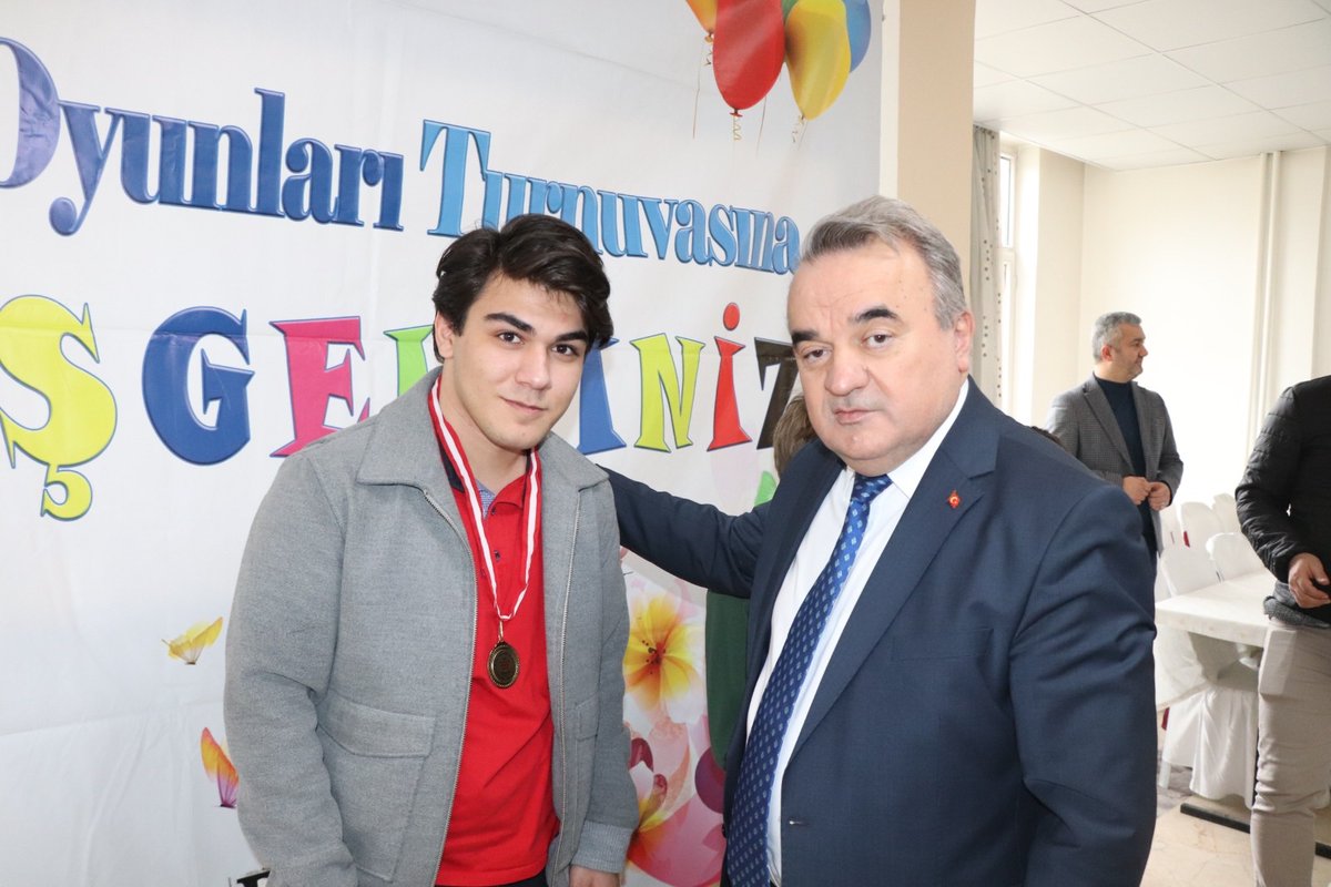 bozuyukkaymakam's tweet photo. Kaymakamımız @Adem Öztürk, Kaymakam Refiki Rümeysa Görentaş  ile birlikte BİL-EN kapsamında ilkokullar, ortaokullar ve liseler arasında düzenlenen Satranç Şenliğinin kapanışına katılarak dereceye giren öğrencilerimize madalyalarını  takdim etti. https://t.co/viWN0zDCjW