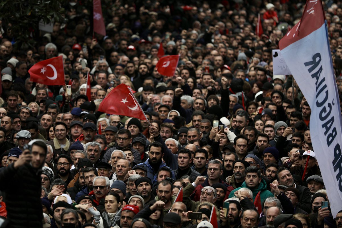 ekrem_imamoglu's tweet photo. Sanmasınlar ki sandığı dizayn etmelerine izin vereceğiz. 
Sanmasınlar ki rakipsiz bir seçime girecekler. 
Sanmasınlar ki rakiplerini onlar belirleyecekler.
Millet ne derse o olacak. Herkes milletin karşısına çıkıp boyunun ölçüsünü alacak. https://t.co/ZXoBv61sSF