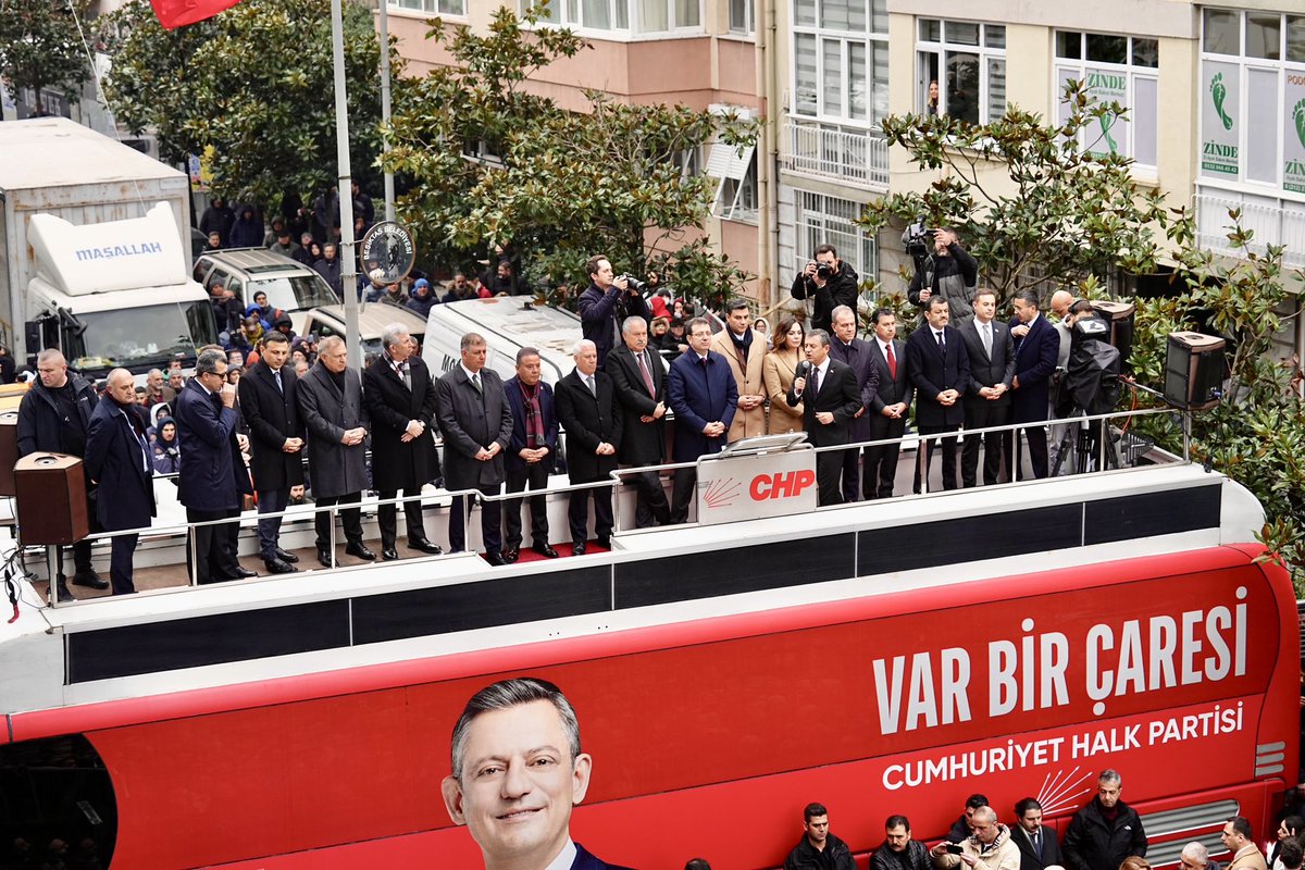 ekrem_imamoglu's tweet photo. Sanmasınlar ki sandığı dizayn etmelerine izin vereceğiz. 
Sanmasınlar ki rakipsiz bir seçime girecekler. 
Sanmasınlar ki rakiplerini onlar belirleyecekler.
Millet ne derse o olacak. Herkes milletin karşısına çıkıp boyunun ölçüsünü alacak. https://t.co/ZXoBv61sSF