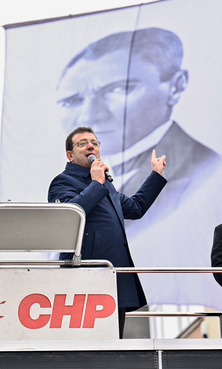 ekrem_imamoglu's tweet photo. Sanmasınlar ki sandığı dizayn etmelerine izin vereceğiz. 
Sanmasınlar ki rakipsiz bir seçime girecekler. 
Sanmasınlar ki rakiplerini onlar belirleyecekler.
Millet ne derse o olacak. Herkes milletin karşısına çıkıp boyunun ölçüsünü alacak. https://t.co/ZXoBv61sSF