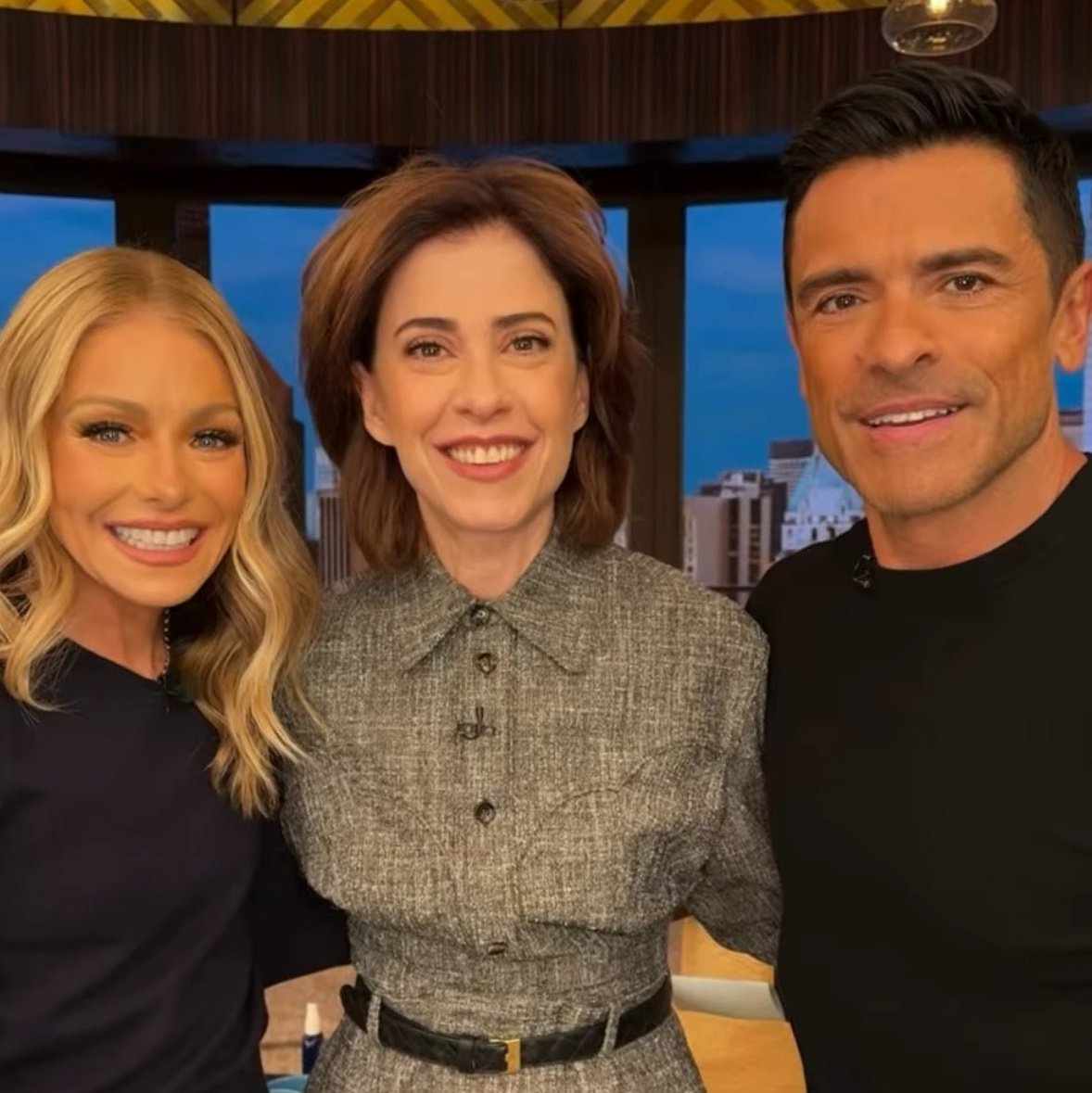 jotauelleia's tweet photo. Thread - Fernanda Torres no Live with Kelly &amp; Mark 
(legendado em inglês) https://t.co/Z9Vm5c2vQ5