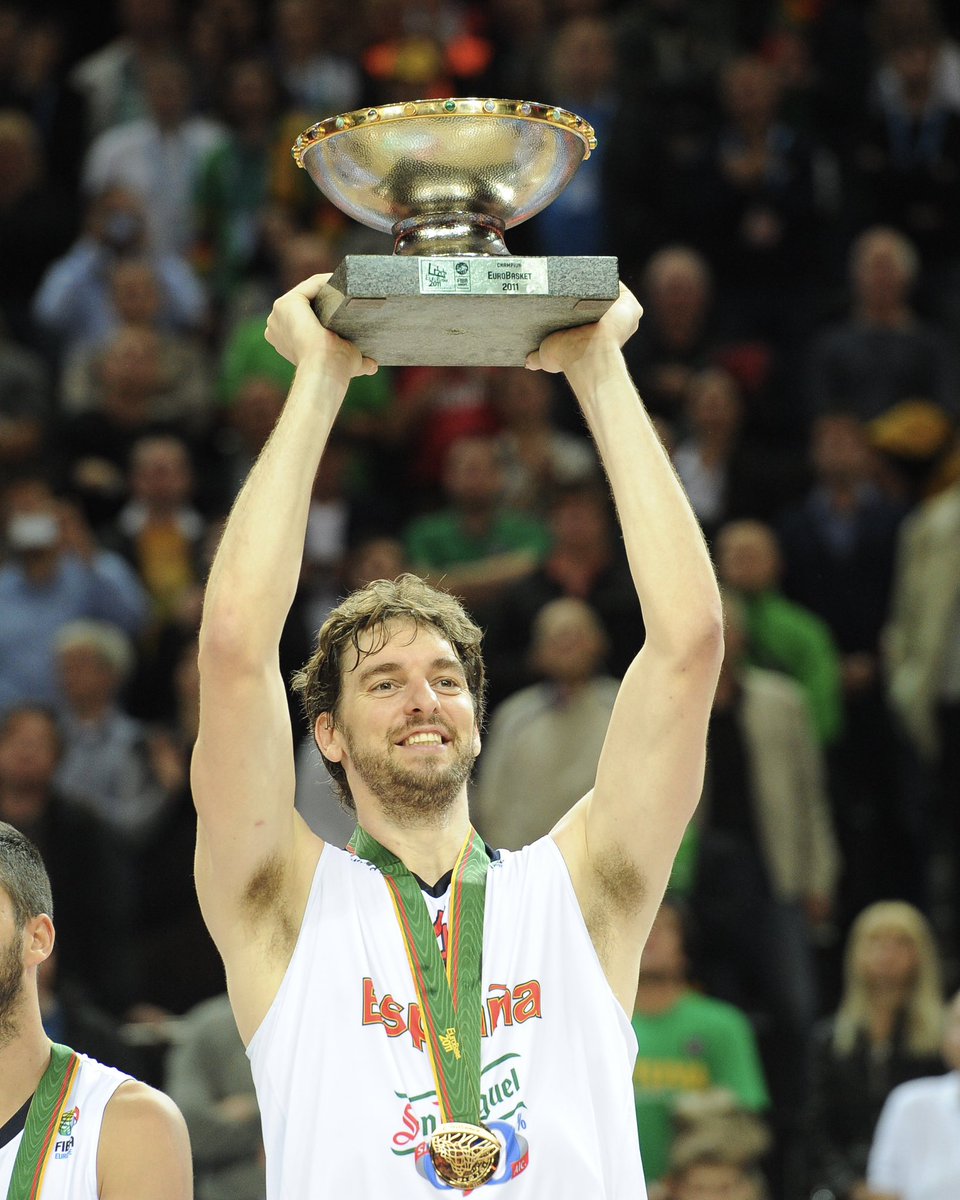 PauGasolAcademy's tweet photo. 🥹 Qué suerte hemos tenido de verte capitanear durante tantos años y torneos internacionales a la Selección. 

La @FIBA ha anunciado el ingreso de @paugasol en el Hall of Fame y estas imágenes nos explican por qué.

#fiba #basketball #paugasol #gasol https://t.co/h80fRCOoTD