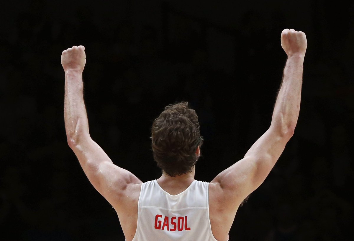 PauGasolAcademy's tweet photo. 🥹 Qué suerte hemos tenido de verte capitanear durante tantos años y torneos internacionales a la Selección. 

La @FIBA ha anunciado el ingreso de @paugasol en el Hall of Fame y estas imágenes nos explican por qué.

#fiba #basketball #paugasol #gasol https://t.co/h80fRCOoTD