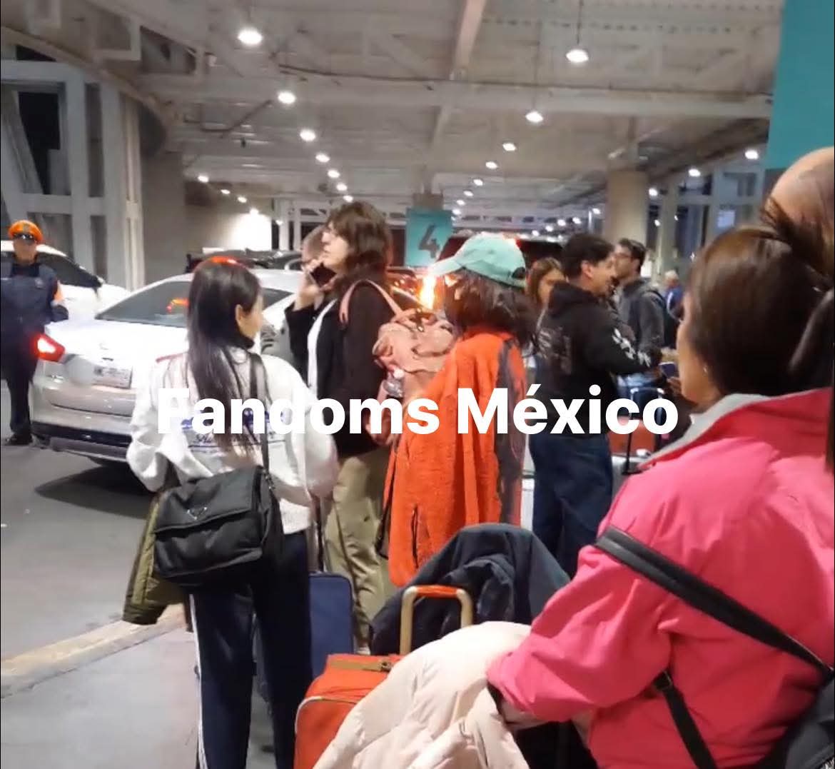 BLACKPINKMXCO's tweet photo. AHHH en efecto #JENNIE latina fue vista en el aeropuerto de Ciudad de México en diciembre 😭❤️ 

© Fandoms mexico

#BLACKPINKMÉXICO #JENNIEMÉXICO https://t.co/i8XYeMdhS7