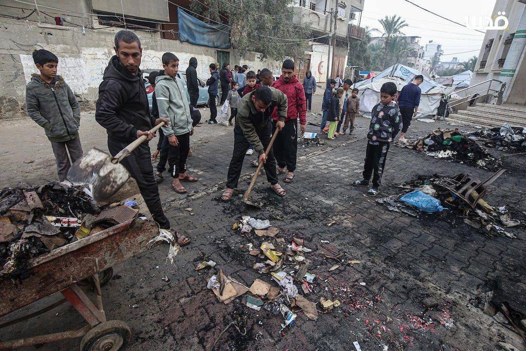 Images capture the aftermath of the Israeli airstrike on tents sheltering displaced Palestinians in Deir Al-Balah, central Gaza, last night, few hours after the ceasefire agreement was announced.

#GazaGenocide #riyadh #مكه_الان #ceasefire #arcane