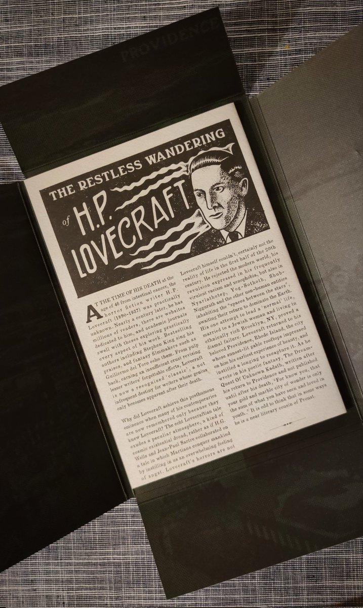 OldFarmer1895's tweet image. Facts Concerning H. P. Lovecraft and His Environs de Gary Lachman chez Herb Lester Associates Ltd. 

Carte détaillée des voyages et inspirations de Lovecraft. 
Très belle présentation et sur papier de qualité !

Je cite :
&quot; Une carte détaillée des lieux réels qui ont influencé…