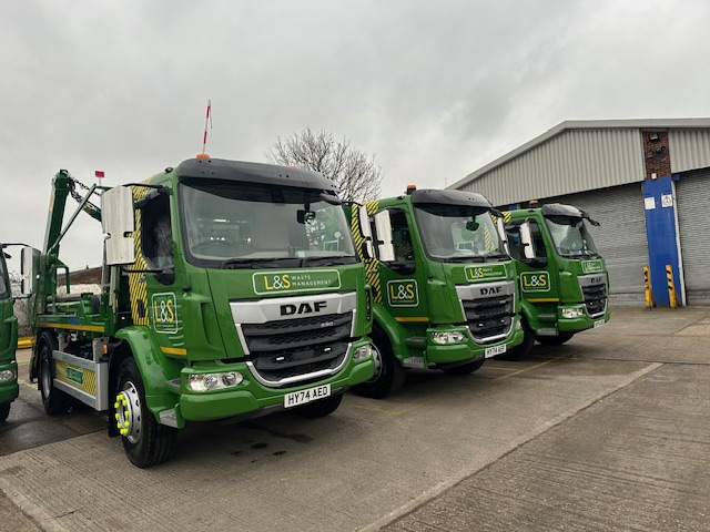 AdamsMorey's tweet photo. Three DAF XB FA-230 skip loaders have recently been delivered to @LSWaste 💚

⚙️ 6 speed manual gearbox
🚛 HYVA skip loader bodies
✅ Five year R&amp;M contract

We wish L&amp;S Waste all the best with their brand-new trucks. 👏

#DAF #DAFTrucks #Skips #Trucks https://t.co/MNDOCOSXYc