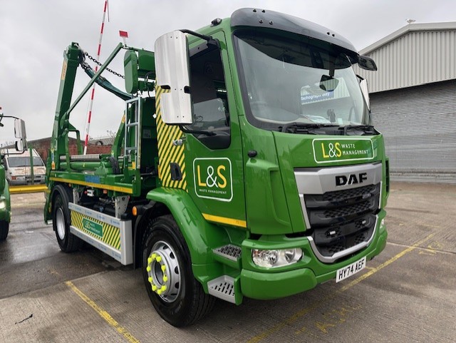 AdamsMorey's tweet photo. Three DAF XB FA-230 skip loaders have recently been delivered to @LSWaste 💚

⚙️ 6 speed manual gearbox
🚛 HYVA skip loader bodies
✅ Five year R&amp;M contract

We wish L&amp;S Waste all the best with their brand-new trucks. 👏

#DAF #DAFTrucks #Skips #Trucks https://t.co/MNDOCOSXYc