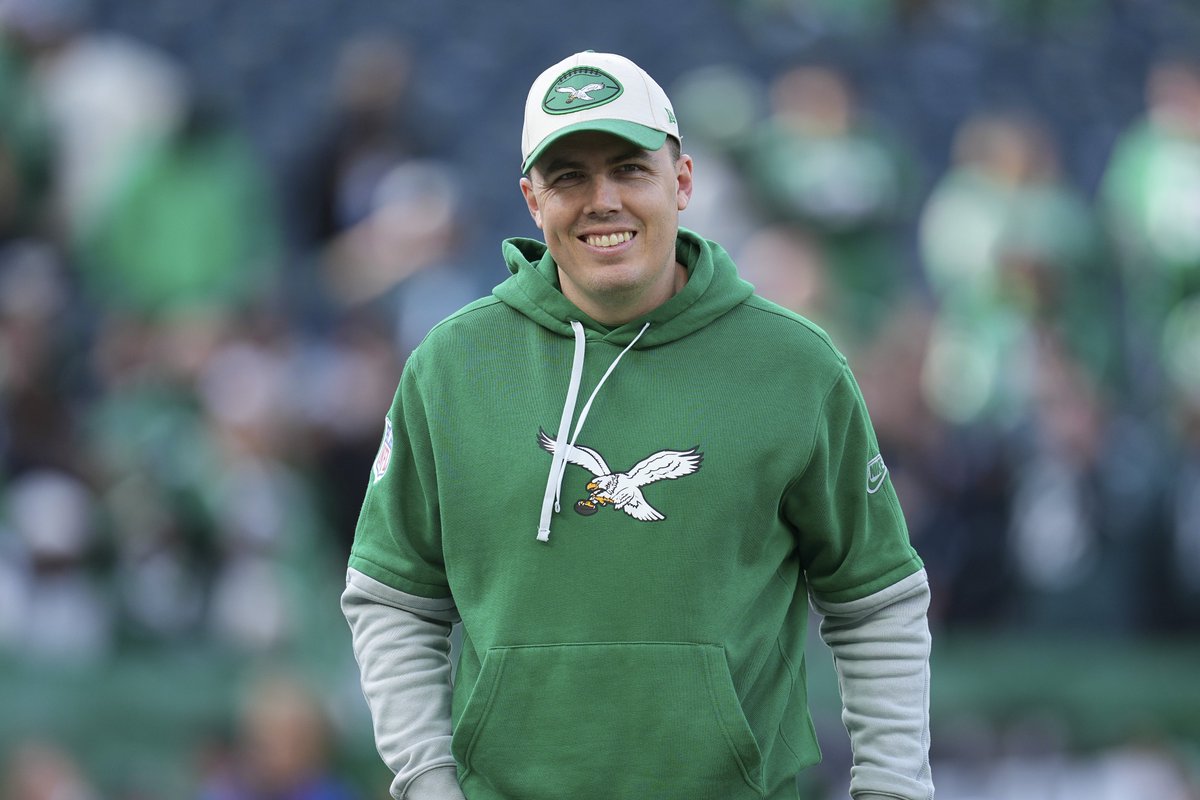 AdamSchefter's tweet photo. Cowboys now have requested permission to interview Eagles offensive coordinator Kellen Moore for their head coaching job, per source. https://t.co/n1FSqjCs97