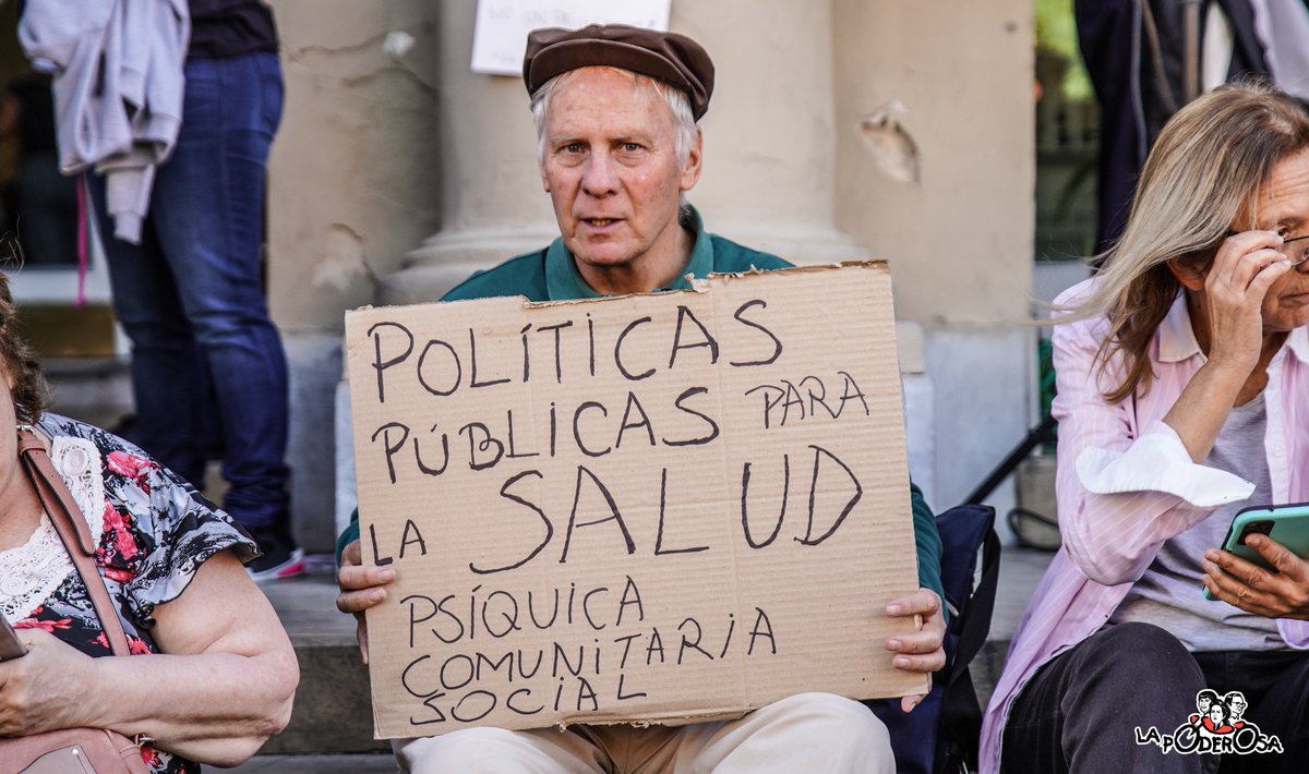 gargantapodero's tweet photo. Nuevamente un ataque a la salud pública argentina. Bajo el ladrido de "AFUERA", el Presidente se alegró de no renovar el contrato de 1400 trabajadores del Ministerio de Salud. Esto implica, por ejemplo, unos 200 despidos en el Hospital de Salud Mental Laura Bonaparte. ¡Desidia! https://t.co/6hSIgGqmTH