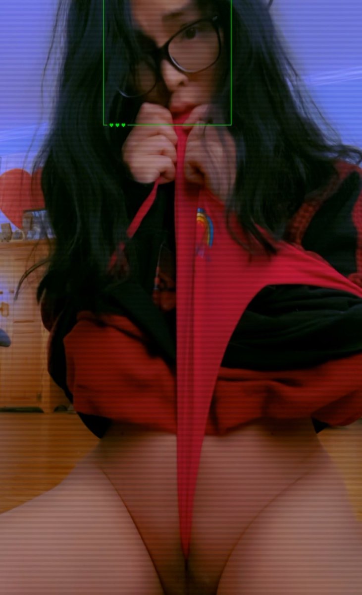LayniePenn's tweet photo. do …do I look cute with my wedgie? 

Idk what to call this 

I have no clue what kinda wedgie it is 

Failed shoulder? Semi vampire? Pathetic? 

You decide https://t.co/qfK3WEXT2B