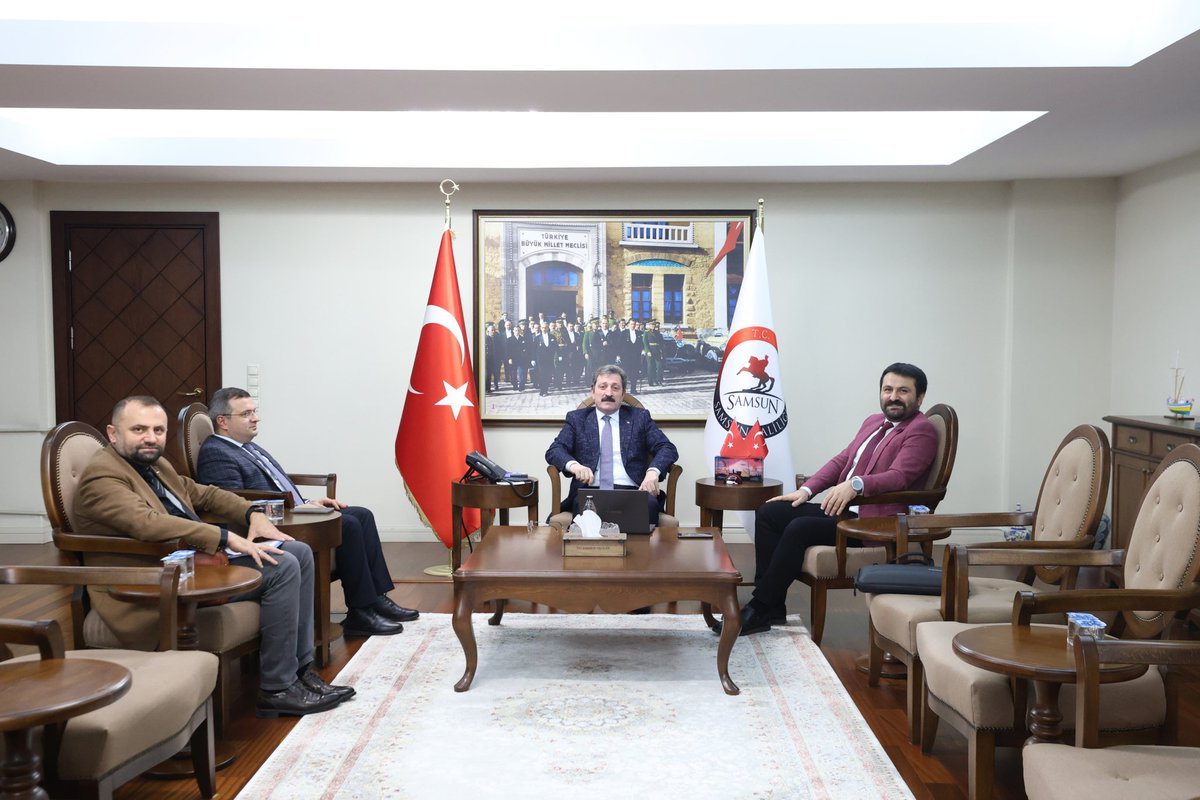 TCSamsunValilik's tweet photo. 📍#Model Fabrika, Yapay Zeka, Makine Sanayi

Ondokuz Mayıs Üniversitesi Mühendislik Fakültesi Endüstri Mühendisliği Bölümü Öğretim Üyesi Doç. Dr. Naci Murat, Yapay Zekanın Sanayi Sektöründe kullanımıyla ilgili Valimiz Sayın @orhantavli_'yı ziyaret etti. https://t.co/bcONuGx26i