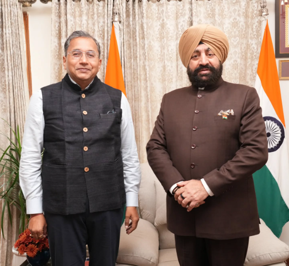 SetuAayog's tweet photo. SETU Aayog's Vice Chairman Raj Shekhar Joshi met Hon'ble Governor of Uttarakhand Lieutenant General Gurmeet Singh, wishing him a happy new year and discuss the significant role of SETU Aayog in policy-making for the state. 
#AI#uttarakhand#Governance #Innovation #AI #PolicyMaking https://t.co/yxuHn4T9fS