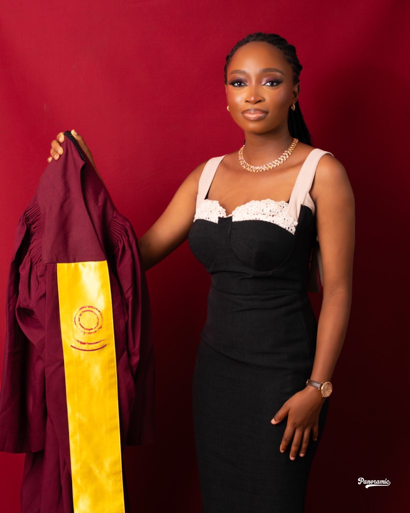 1Panoramic_'s tweet photo. My sis just graduated from unilag and guess who got to do her photoshoot
#gradute https://t.co/ikh5pZb0bM