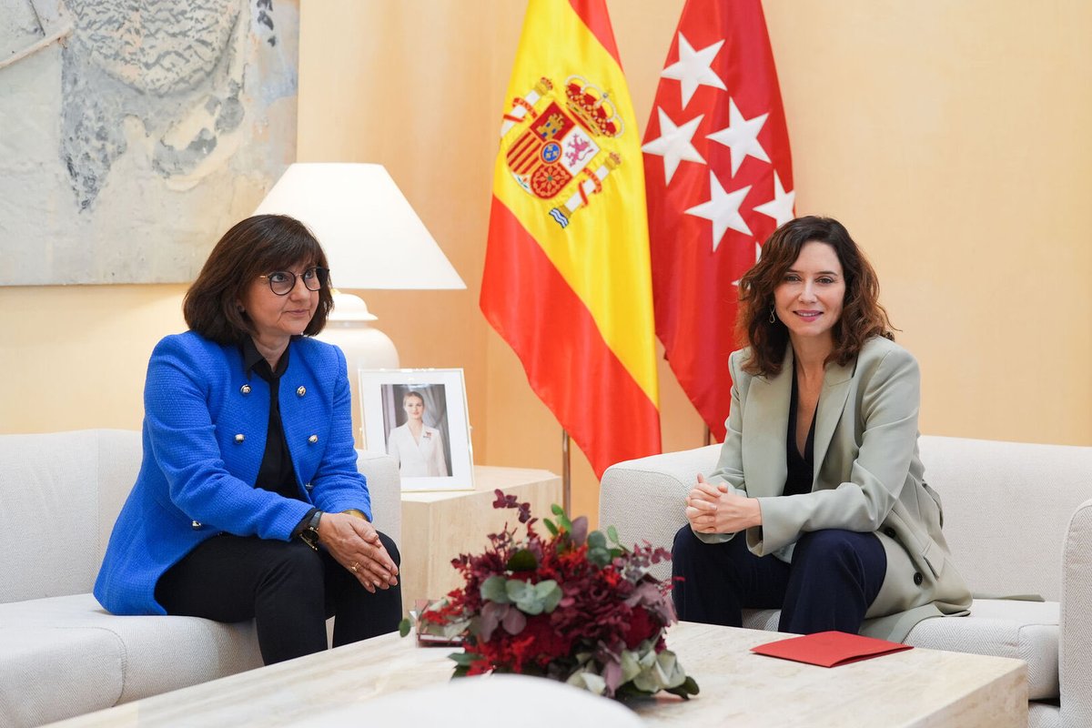 Esta es Almudena Lastra, la que ha declarado contra el FGE y la que cerró las denuncias de las muertes en residencias contra Ayuso.

¿Preferís un dibujo o un croquis?