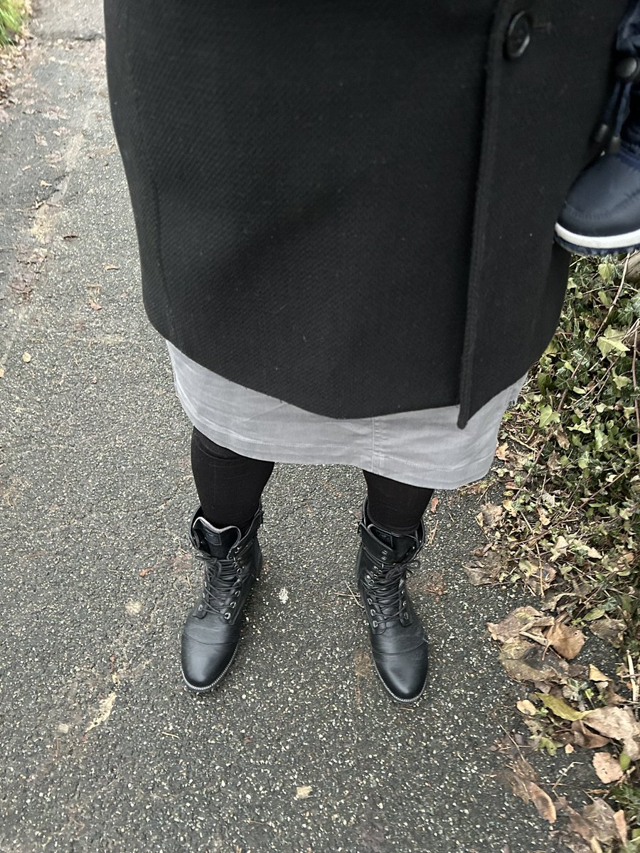 TheBeskirtedMan's tweet photo. Took another walk with my son and we stood at an intersection and watched cars go by which he loved. I wore my grey skirt from Engelbert-Strauss.

#mensfashion #meninskirts #skirts #fashion #fashionhasnogender #genderlessfashion #genderequality #stoptoxicmasculinity #genderfluid https://t.co/pkPwEu1uuH