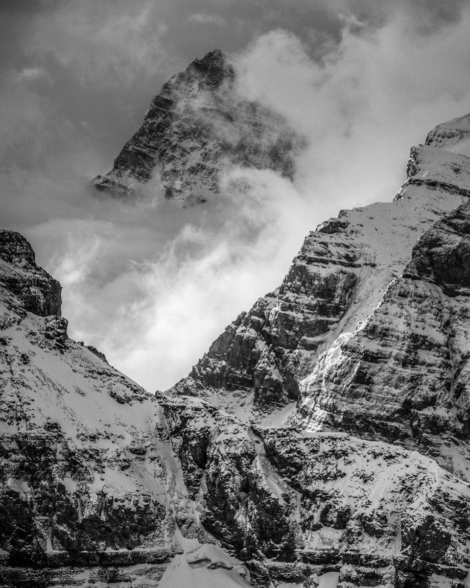 jimkchin's tweet photo. Light and shadow at play in the Canadian Rockies, Alberta. https://t.co/LPc5NQssq7