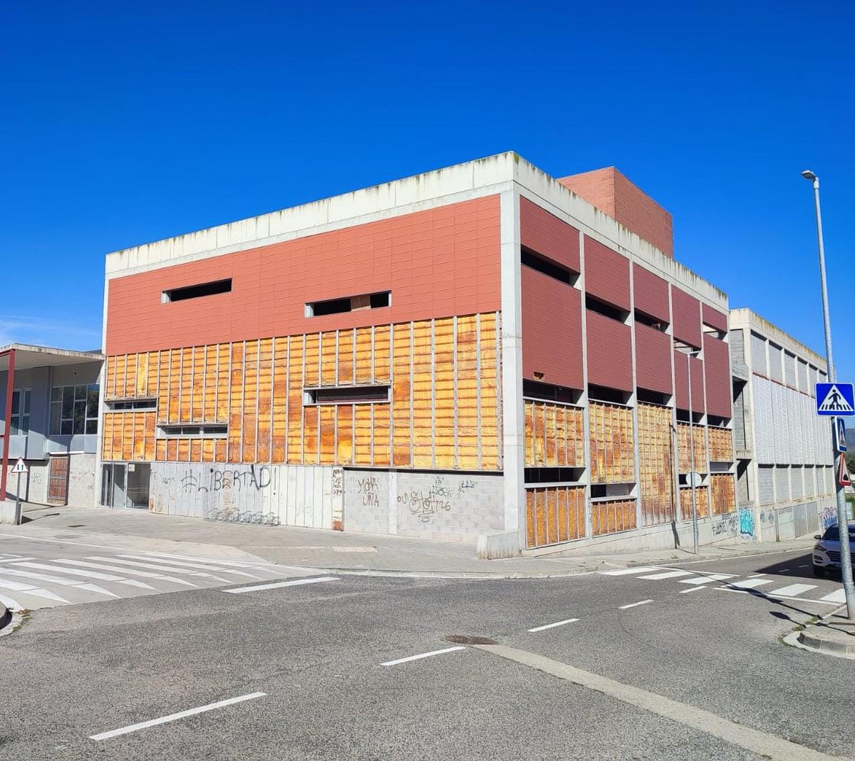 📣L'Ajuntament de l'Arboç ha completat la restauració de la façana de la Sala Polivalent, substituint-la per una d’un material més resistent.

👉Una intervenció que ha suposat una inversió de 35.000 euros.

arbocenc.cat/noticia/ca/764…

#AjuntamentlArboç #LArboç #informació