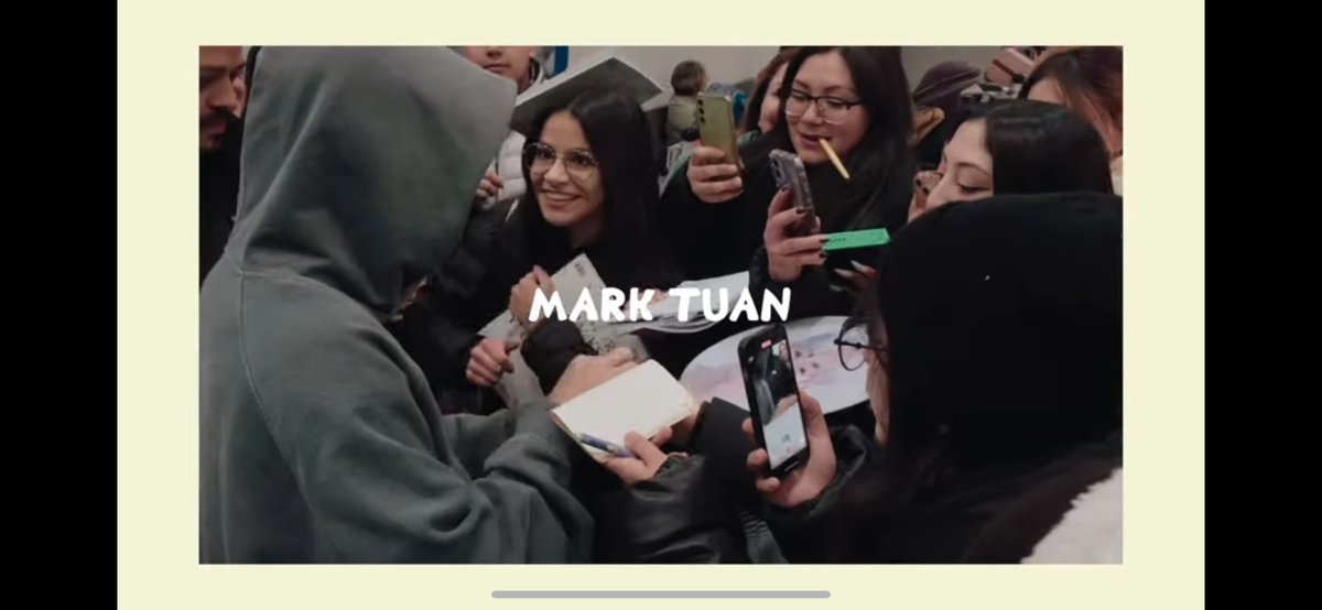 yientuanteamo's tweet photo. Mark please notice me 😭, I met you the last year and actually you can saw me on your YouTube video hahaha, here ir the prove #갓세븐_열한살_생일파티 #GOT7_11TH_BIRTHDAY (I am the girl looking at you with a big smile on my face) https://t.co/CPrcOlfkB8