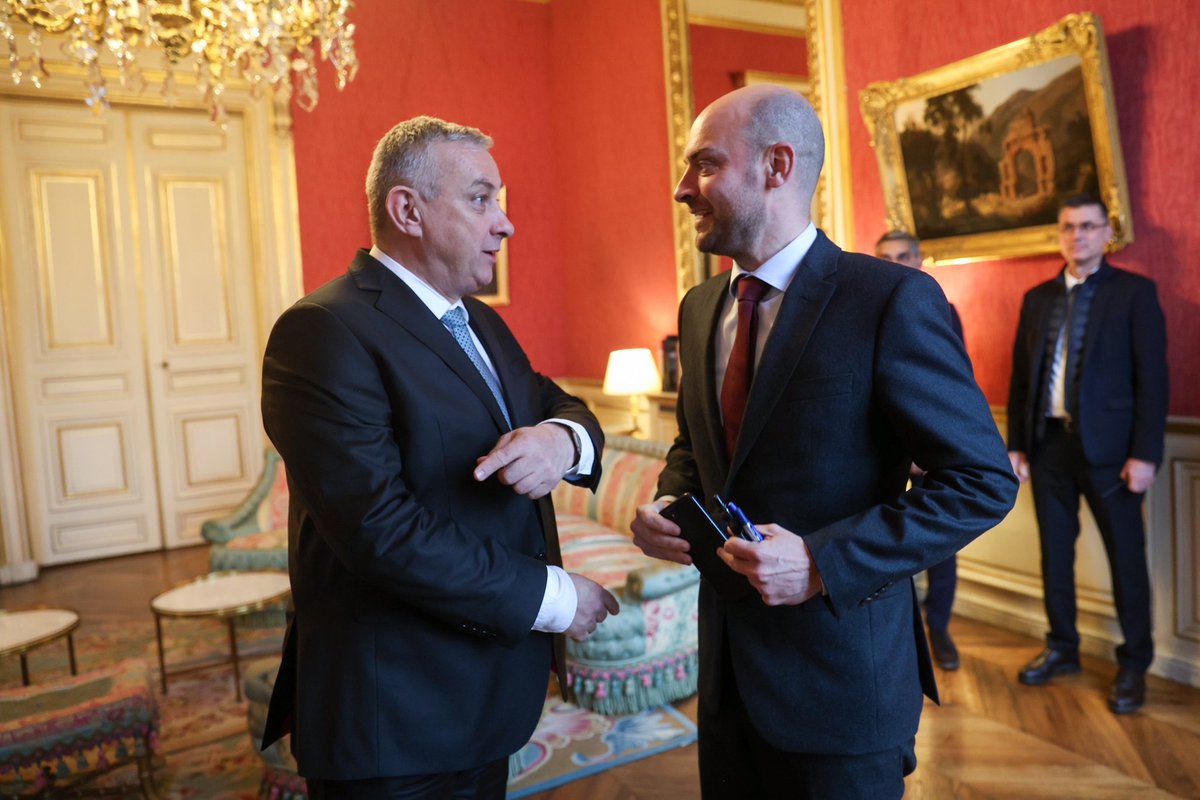 Právě jsem dokončil velmi produktivní setkání s <a href="/jnbarrot/">Jean-Noël Barrot</a>, francouzským ministrem pro Evropu a zahraniční věci. Probrali jsme důležitou roli, kterou Francie hraje v rámci 🇪🇺 strategie Global Gateway, abychom využili sílu francouzského průmyslu a vztahy Francie s partnerskými