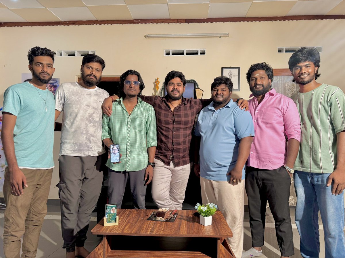 KurinchiC's tweet photo. Today Update : Cake Cuting Thamizh Subramani 🎂♥️
#FilmCrew #KurinchiCreations #UpdatesSoon #India #Srilanka #FilmMaking #Passionate #KurinchiCreations https://t.co/IKmx1WB5tC